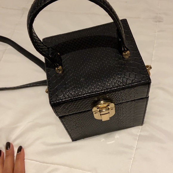 Adorable top handle box back with removable and adjustable long strap - Picture 2 of 5